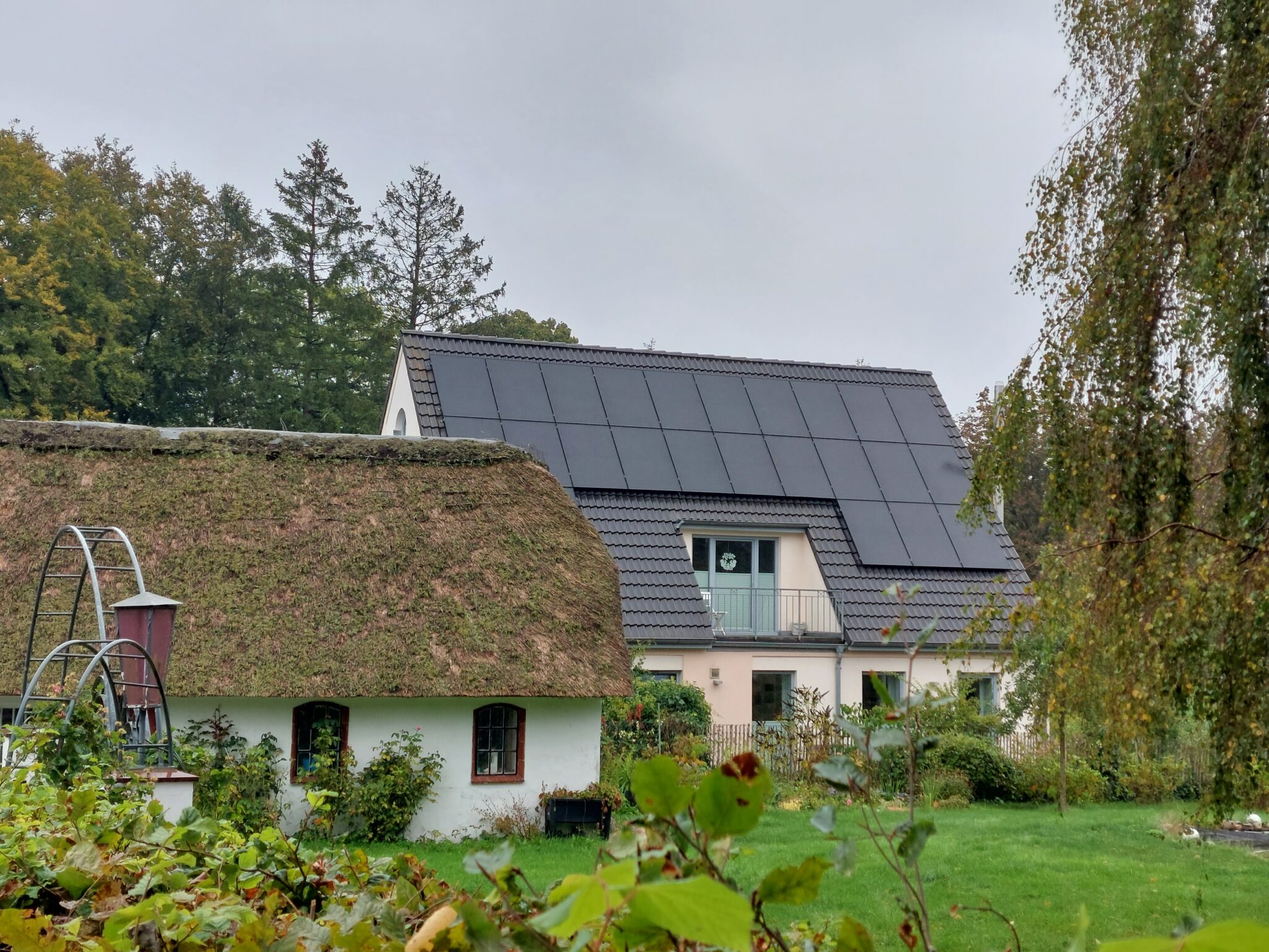 Solaranlage auf Reetdach Haus