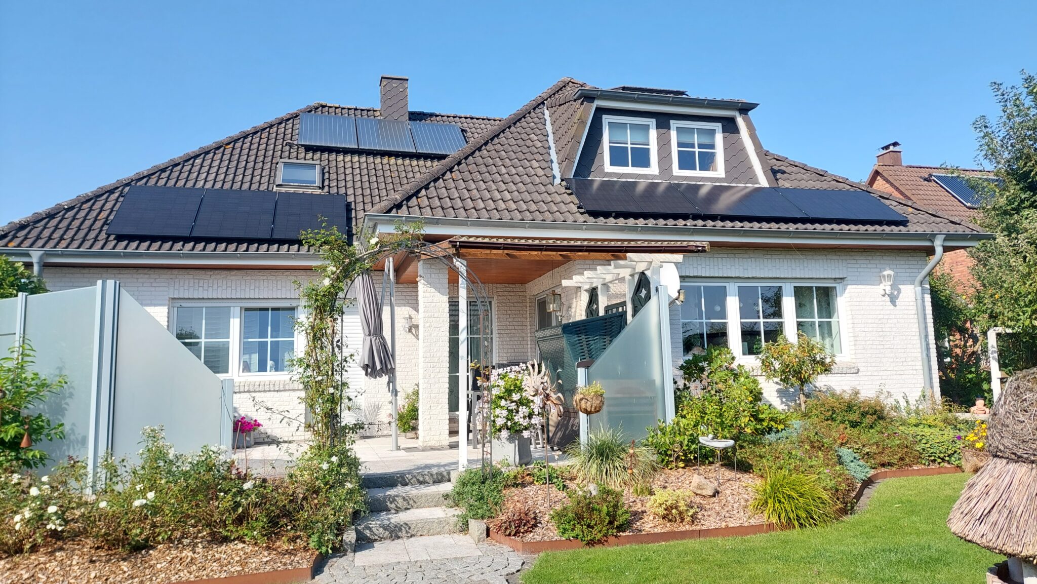 Einfamilienhaus mit Solaranlage Vorgarten